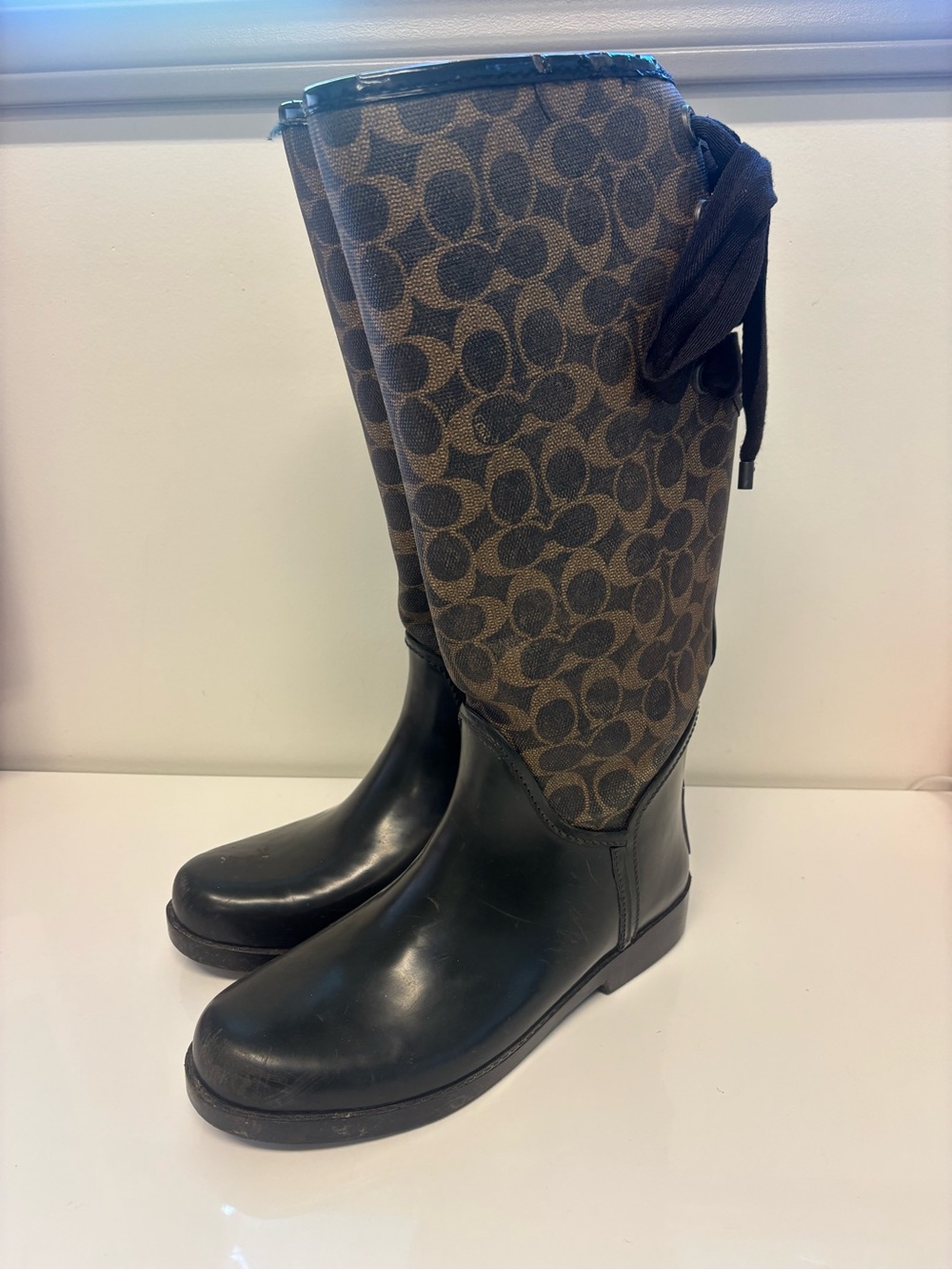 Coach Brown Signsture patterned Tall Rain Boots Lace up back Y2K VTG Sz 9 bow